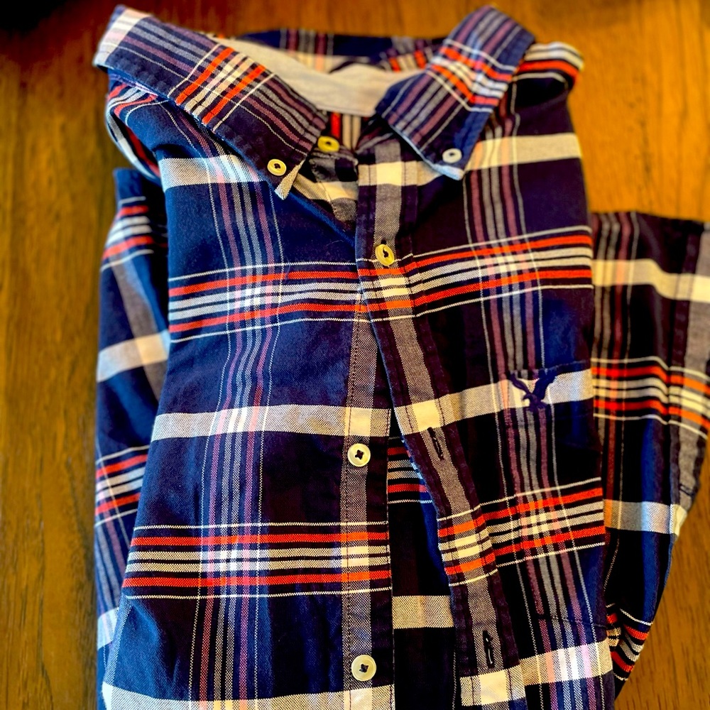 New never worn button down American Eagle dress shirt  nwot smoke free